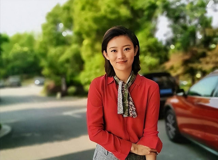  而李七月的处境则复杂得多。节目没有完全停播时，她就已经被调到农业农村频道，主持一些纪实性内容，如《大地讲堂》之类的节目。那些节目关注度低，收视率更是寥寥无几，而频道本身的受众群体也极为有限。李七月被安排在这个位置，等于是被迫接受一个几乎没有上升空间的局面。最为关键的转折出现在2024年底，李七月离开了央视，她的离开并非风风光光，而是悄无声息的淡出。到2025年，她出现在田间地头，插秧拔草，开始做助农直播，帮助农民卖滞销农产品。据说，她甚至在北京没有自己的房子，过着相当朴素的生活。原本被视为董卿接班人的李七月，如今蹲在田埂上对着手机镜头吆喝，这一巨大的转变让人不禁深感惋惜。 有一句话用来形容李七月的现状再合适不过：凤凰落了毛，不如鸡。这话虽然刻薄，却也真实地揭示了一个问题：一旦从央视这个大平台离开，个人的光环迅速褪色。央视赋予了她信任、权威和流量，而一旦脱离了这个庇护，她就必须重新证明自己。然而，市场竞争激烈，能打的人太多，单凭曾经的光环，显然无法在如今的环境中立足。 到了2026年，回顾舒冬和李七月的走向，两人的命运也都似乎没有太大的波动。舒冬依然在央视体系内转悠，虽然没有大的突破，但也没有更坏的消息传出，似乎正处于活着但不发光的状态。而李七月则继续在助农这条道路上摸索，外界对于她能否成功的关注少之又少。直播带货竞争异常激烈，前央视主持人的身份所带来的关注很快就被消耗殆尽。如果没有持续的内容输出能力和强大的供应链支撑，助农直播很难成为一门长久的事业。李七月面临的不仅是职业转型的问题，更是如何在离开大平台后重建个人价值的难题。 两人的故事从某种程度上讲述的是同一个道理：传统电视主持人的护城河比人们想象的要浅得多。一个现象级节目可以让你被全国观众认识，但这种认识往往是建立在节目品牌上的，而非个人名气。节目在，主持人就处于聚光灯下；节目撤了，灯灭了，主持人站在原地，四周便是一片黑暗。如今，越来越多从央视出来的主持人，或者在央视内部被边缘化的主持人，面临着同样的问题。短视频和直播正在重新定义主持能力，这一套标准和传统电视完全背道而驰，许多在演播厅里游刃有余的主持人，面对手机屏幕却常常不知所措。 舒冬选择了守住央视这一稳定的岗位，虽然降级但依然没有冒险。这个选择并不算错，至少有体制内的保障，稳定的收入。然而，他也许再也无法回到一线的舞台。李七月则选择了走出去，挑战自己，在一个陌生的领域里重新寻找机会。她失去了平台的庇护，开始在新环境中从零做起。两种选择各有得失，然而无论是留在央视，还是离开，二人都面临着一个共同的现实——手中的牌原本就不多。倪萍的退出，是因为身体原因，带着观众的祝福，她的形象在公众心目中从未动摇，因为她成名时，主持人还可以成为全民偶像。而舒冬和李七月成名时，电视已经在走下坡路，积累的观众缘并不深厚，难以承受转型带来的巨大压力。