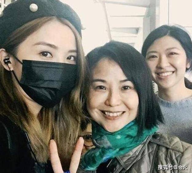 阿Sa蔡卓妍虽然已经38岁，仍保持着少女容颜，并且妈妈也与她一样年轻，作为子女来说，也可以看着妈妈永远年轻，相信这对于阿Sa是一件十分幸福的事，祝福他们一家永远幸福下去吧。