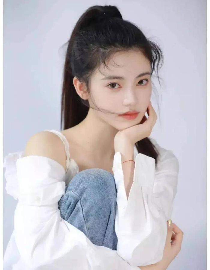 总之，白鹿给孙珍妮擦脸的这一幕不仅是对友情的真挚呈现，更是对我们每个人内心深处的那份渴望和向往。让我们一起学习两位女神的友情，用真诚和善良去拥抱这个世界！