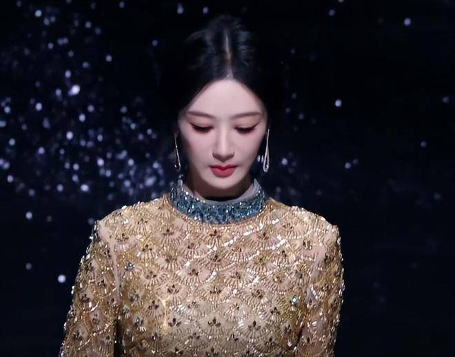  归根结底，观众心中始终有一把秤。对于演员而言，这把秤的最终指向，总是作品。红毯上的一时失手，可能很快被一部好剧所覆盖；而红毯上的风光，也只有在作品的支持下，才能真正沉淀下来。微博之夜结束后，杨紫将回到《生命树》的宣发中，继续面对观众对剧情的探讨；而杨幂，则将进入《惊蛰无声》上映前最紧张的宣传期，迎接大银幕的检验。她们的真正战场，永远不在那短短几十米的红毯上。随着灯光渐暗，盛宴散去，真正的较量，才刚刚开始。