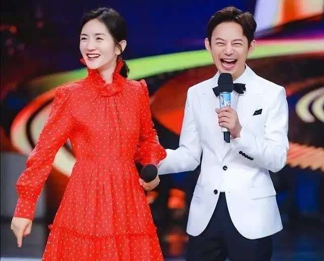  何炅的惊喜现身，不仅让谢娜泪崩，也将演唱会气氛推至顶峰。李维嘉、杨迪等快乐家族好友悉数到场，久违的同框，再次勾起几代人的青春记忆。何炅登台互动时，没有过度煽情，却满是熟悉欢乐。他幽默开场，轻松化解谢娜的哽咽，转达张杰的叮嘱：娜娜，杰哥让我告诉你，注意时间，快要超时了。一句玩笑，让哭红眼的谢娜破涕为笑，这就是