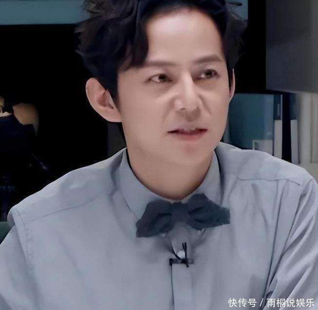 我总觉得,何炅并不是不会变,而是他变化的方向不对。他一直试图维持体面,可现在的观众更喜欢真实、刺激和立场鲜明的内容。他越是想稳住自己的地位,反而越显得格格不入。这不仅是他一个人的问题,而是整个行业的变革,老一代主持人的位置正在被更年轻、更敢说、更不怕争议的人取代。他虽然依然在努力,但台下的观众早已不再感兴趣。他大概也意识到了自己已经变了,只是无法回头。现在,观众不再需要那种温暖的主持风格,他们更想要的是火爆的场面、吵闹的声音、激烈的争论,而他则像一件过时的家具,摆在那里好看,却没有人愿意去坐。
