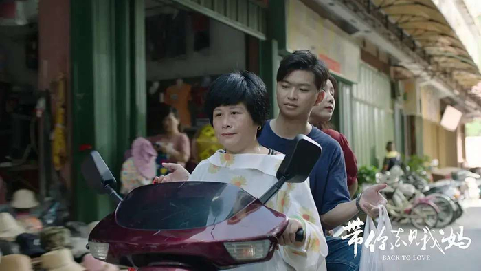  电影取得初步成功后，他们迅速筹备第二部《带你去见我妈》，却未达预期，票房仅2300多万，片方分账700多万，连制作和宣发成本都无法覆盖，小公司几乎赔得血本无归。第二部的出品顺序有所调整，盗梦者排第二，郑润奇的渔光影业位居首位，小公司本就盈利不多，根本无法承受如此重创。蓝鸿春和郑润奇因此陷入举步维艰的境地。 然而，他们并未放弃对电影的信念，也拒绝制作粗糙的快餐电影。《给阿嬷的情书》从构思到完成耗时三年。理想虽美好，但现实充满挑战：项目推进、人员生活开销、演员片酬、器材租赁、场地租用，每一项都需要资金。由于制作成本高达1400万，蓝鸿春和郑润奇无法独自承担，只能寻求外部投资。这次，前两位出品方不再是他们的公司，而是外来投资机构。曾经最艰难的时刻，他们甚至连办公室都租不起。 这段跌宕起伏的历程，也让《给阿嬷的情书》最终的成功更具温度与厚重感：每一帧画面背后，都承载着创作者的坚持、努力与热爱，也让观众感受到那份直抵人心的诚意。
