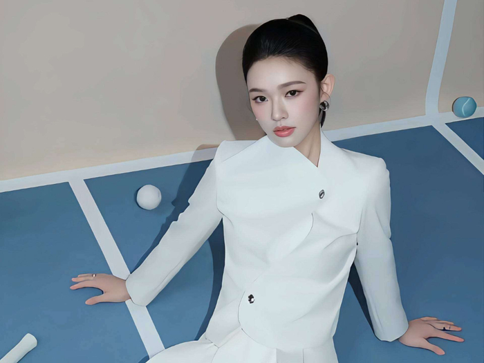 影视圈这口体重饭真的那么难咽吗？去年《演员生存报告》显示，高达68%的女演员都遭遇过隐形体重条款。一位古装剧选角导演私下透露：45公斤是安全线，超过这个数字，必须签‘自担上镜风险’协议。更扎心的是，有营养师还拆解了林允的日常食谱——早餐半个苹果配黑咖啡，午餐鸡胸肉精确称重到克。这种极端节食模式，早被《柳叶刀》警告可能导致卵巢早衰。当镜头变成照妖镜，演员的身体健康似乎成了次要，谁还记得她们首先是一个完整的人？ 好在风向正在慢慢转变。林允最近在直播里大方吃炸鸡，弹幕里瞬间被健康美刷屏。更重要的是，今年金鸡奖新增了演员健康保障条款，明确禁止合同中出现体重限制。某剧组场记爆料：现在定妆前必须测体脂率，低于18%直接停工进行调理。就像网友神评说的那样：我们需要会喘气的林妹妹，不是塑料花美人。当影视工业开始尊重人体规律，那些曾被体重绑架的笑容，才能真正绽放出属于生命的光彩。