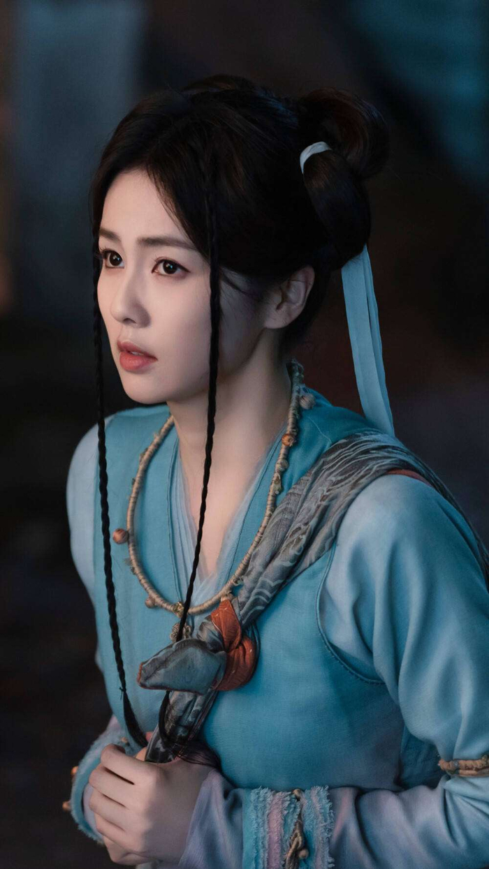 从默默无名的守山弟子,到如今断层顶流,白鹿的逆袭之路隐藏着两个关键词:清醒与坚持。当古偶剧被批流水线生产时,她用《警察荣誉》尝试正剧转型;当仙侠题材遇冷时,她用《临江仙》证明,只要角色立得住,观众就愿意买单。如今的她,已不再依赖角色光环,而是能让角色因她而发光的真正扛剧者。