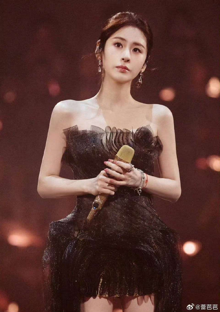 回望她九年的作品轨迹,从《年轮》到《笼》,再到最新专辑《Echoes of Now》,每一首歌都像是职场生存指南。《凉凉》背后的130亿播放量,不仅仅是数字的辉煌,更映照出她带着女儿辗转27座城市开演唱会的拼劲;《歌手2026》全开麦的稳定表现,被赞稳如CD,却是她在声带发炎的情况下,每天坚持加练三小时的结果。当00后还在口中喊着躺平,36岁的她用沙哑的嗓音提醒所有人:真正的退烧,并不是放弃,而是把炽热的热爱熬成恒温的坚持。那些自嘲拼九年不敢说累的职场人,其实早已在她的舞台上悄悄找到了治愈。