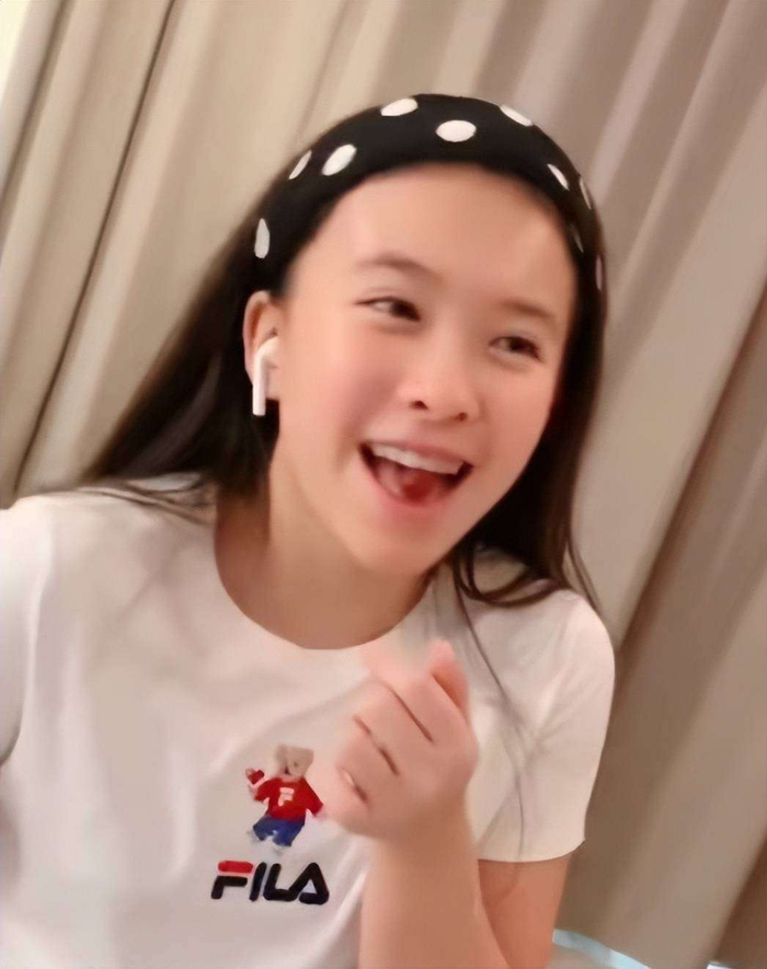 如今网络上总在渲染18岁就要完美的焦虑,但王紫嫣用自己的行动轻松打破这种偏见。她不需要瘦成闪电才能被认可,不需要整张网红脸才能拥有自信。正如刘涛在《花儿与少年》中所说:女孩子首先要学会接纳自己。当别家星二代忙着晒豪宅名表时,这个会陪妈妈吃烤肉、会素颜逛街的普通姑娘,反而让人看到健康家庭教育的成果——真正的富养,不是物质堆砌,而是让孩子有勇气做最真实的自己。说到底,能够坦然接受我不完美,但我很好,才是当代年轻人最值得追随的榜样。