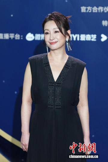 6月14日，2026微博电影之夜红毯盛典在上海举行。图为秦海璐亮相红毯。 记者 张亨伟 摄
