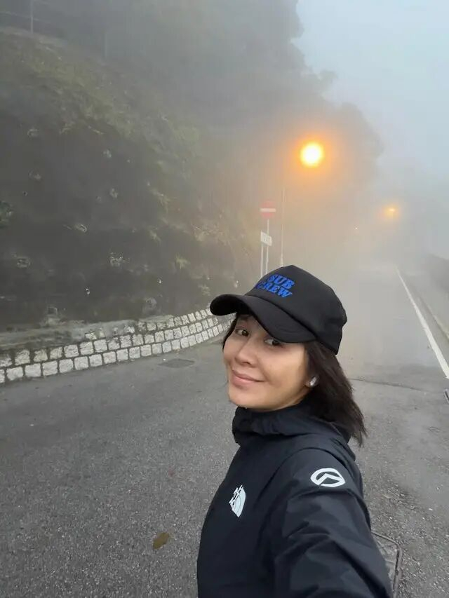 刘嘉玲不时在社交平台分享素颜行山照。