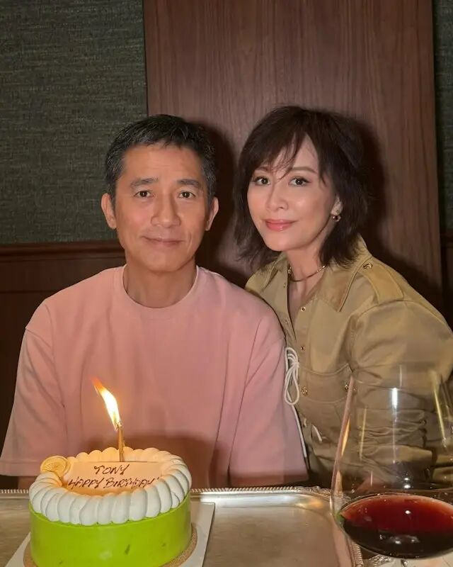 二人恩爱如昔，一直是圈中的模范夫妻。