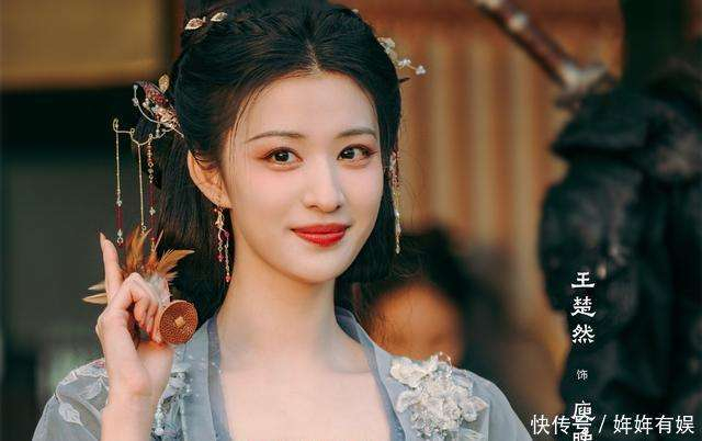 剧中采用了双穿越+套娃穿书的设定，融合了权谋与轻喜剧的元素，创造出独特的古今碰撞感。通过将现代社畜的思维和宫廷斗争的智慧巧妙结合，创新地融入了Excel分析朝政和宫廷涮火锅等搞笑元素，形成了十分吸引人的古偶卷王风格。 王楚然在剧中饰演的是双重角色——现代社畜王翠花和古代妖妃庾晚音。她一方面展示了现代幽默，一方面又能诠释出宫廷中的智慧与计谋，演绎了一个兼具现代职场思维和古代宫廷权谋的反派角色。庾晚音从最初为了自保而成为妖妃，逐渐蜕变为敢于反抗的英雄形象，整个角色的成长极具看点。她的服饰也多变，既有华丽的宫装，也有素雅的纱衣，每一套造型都能呈现出祸国妖妃那种明艳感。 王楚然饰演的人间清醒妖妃与丞磊饰演的疯批暴君形象碰撞出的火花，被网友评价为性张力拉满。这部剧目前已经开启播前招商，预计将在2月5日左右，通过爱奇艺独家首播。 随着1月的现代偶像剧和2月的古装奇幻剧相继上线，王楚然无疑即将迎来自己的一次霸屏时刻。不知大家更期待她在这两部剧中，哪个角色能够给我们带来更多的惊喜呢？