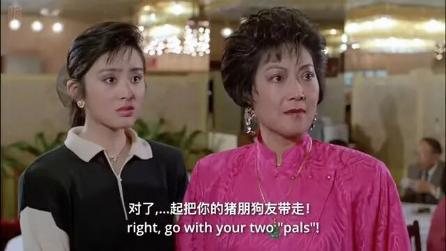 在1987年香港喜剧电影《精装追女仔》中,梁珊(右)饰演女主角张敏的母亲“刁太”。(剧集截图)