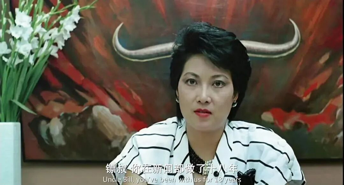在1987年香港经典喜剧电影《富贵逼人》中,梁珊饰演电视台高层吕魔头,也是她“御用恶女”代表角色之一。(剧集截图)