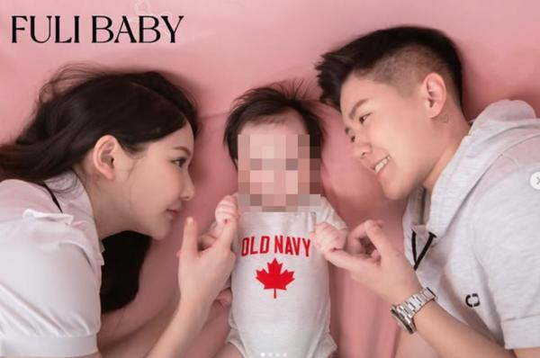 蔷妹突晒全家福。（图／记者田暐玮摄）
