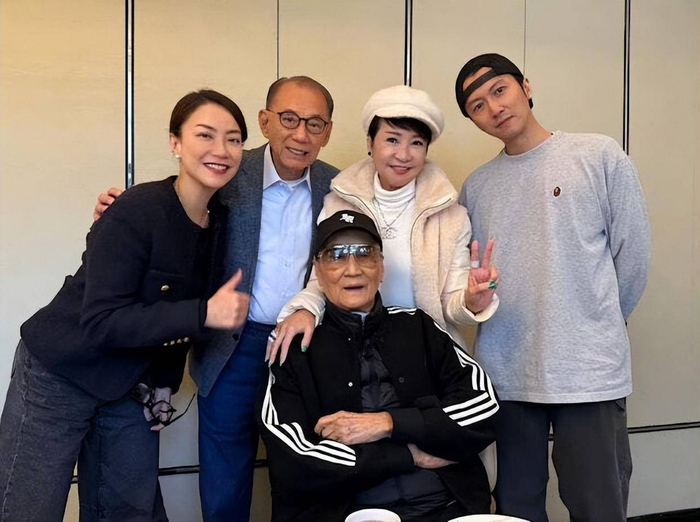 现在刷短视频，三分钟爆一个猛料，五分钟有人形象崩塌。