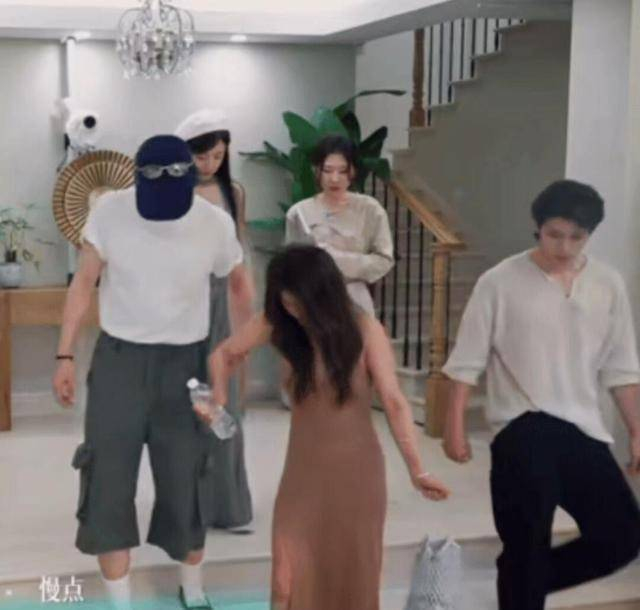 座位可以移动。 可是心里的结，却没有那么容易跟着移动。 看多了恋综才会发现，真正考验一个人的，从来不是心动的那一刻，而是在心动之后，还能不能保持体面。 几把椅子而已，别最后连自己的格局也一起挤没了，那才是真的尴尬。