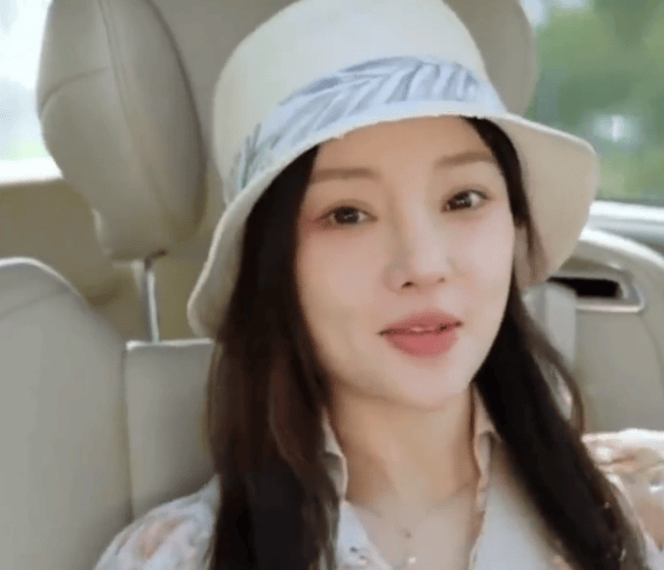 甚至还有网友爆料称，李小璐其实早就私下与贾乃亮复合，这个二胎女儿就是两人的孩子，不过该消息并没有得到当事人承认。