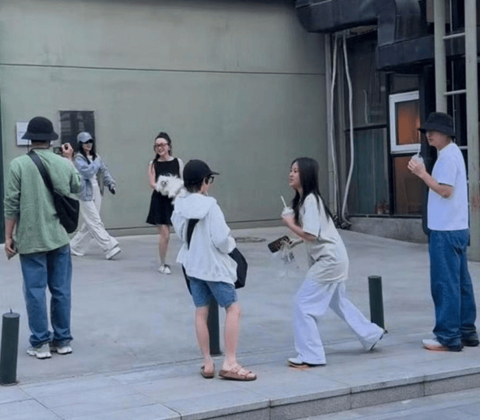 不仅如此，6月12日晚李小璐、贾乃亮、甜馨还一起在抖音发布共创视频，这也是三人之间的第一次共创视频。