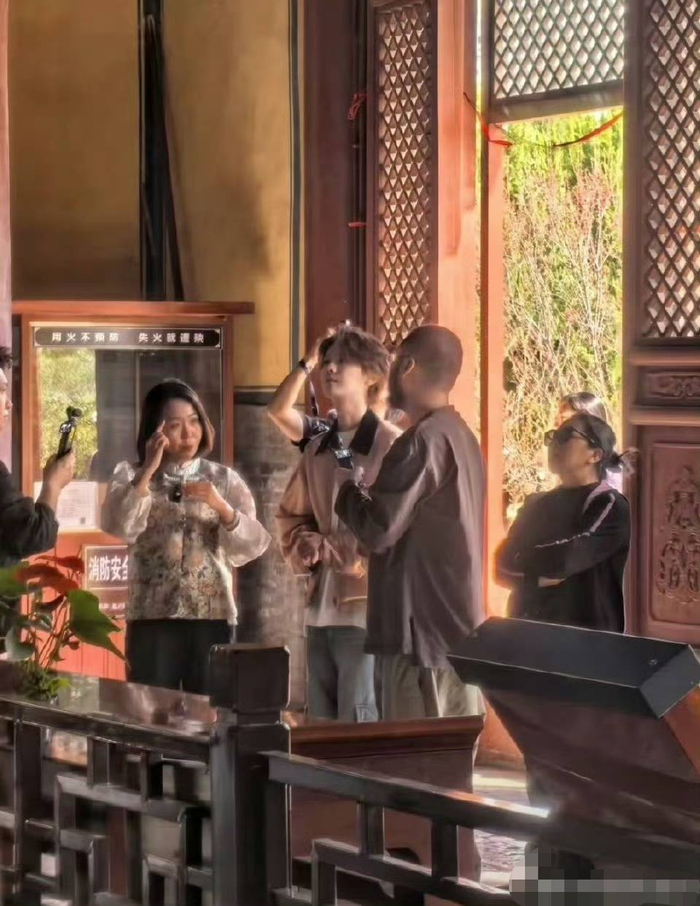 离开时,他们再次回望这座千年古刹,心中满是不舍。这次寺庙之行,不仅是一次心灵的洗礼,更是他们感情路上一段珍贵的回忆。在未来的日子里,无论遇到什么困难和挑战,他们都希望能像今天在寺庙中祈愿的那样,坚定地下去,携手迎接每一个美好的明天 。