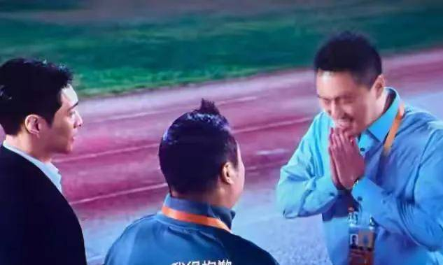 如今，网上关于影片6.6分值不值的争论还在继续。有人觉得星爷的梗用得太熟，缺乏新鲜感，也有人认为影片本身不重要，周末带父母进影院笑得尽兴就够了。许君聪那段泰国教练口音的戏份，已经被制作成多个热门表情包，网友们配文和一丢丢忙的星爷团建我也想，点赞量持续走高。