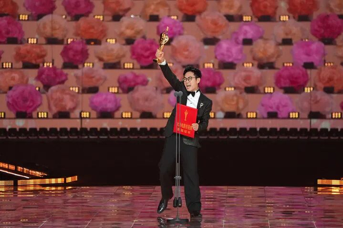凭借《长安的荔枝》获最佳导演奖的大鹏在台上领奖。新华社记者 谢晗 摄
